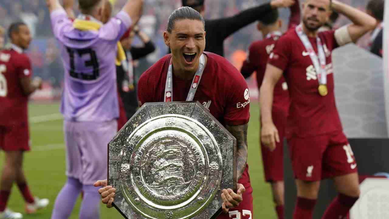 Nunez with the Community Shield ©️Ansafoto