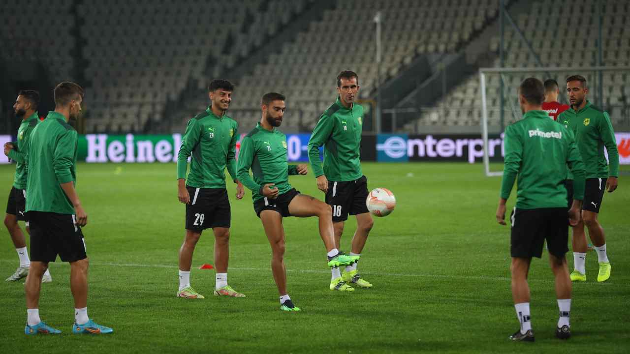 Jugadores del AEK Larnaca en entrenamiento