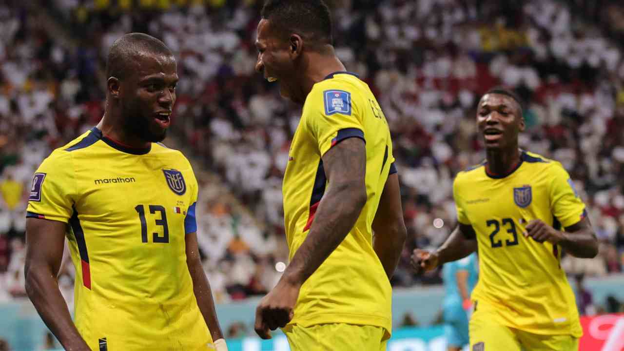 Enner Valencia celebra con sus compañeros