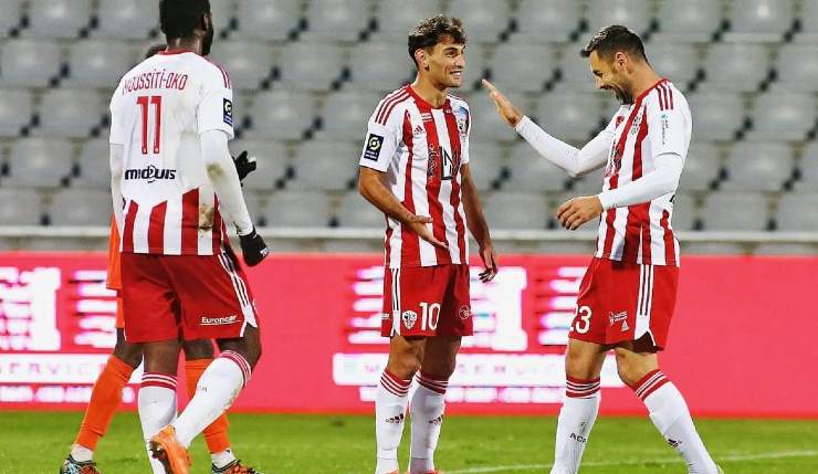 Júbilo de los jugadores del Ajaccio tras un gol