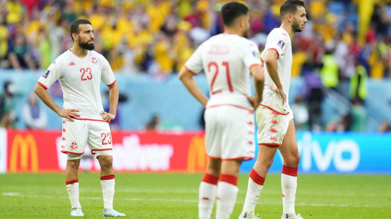 Jugadores de Túnez abatidos tras el partido contra Australia