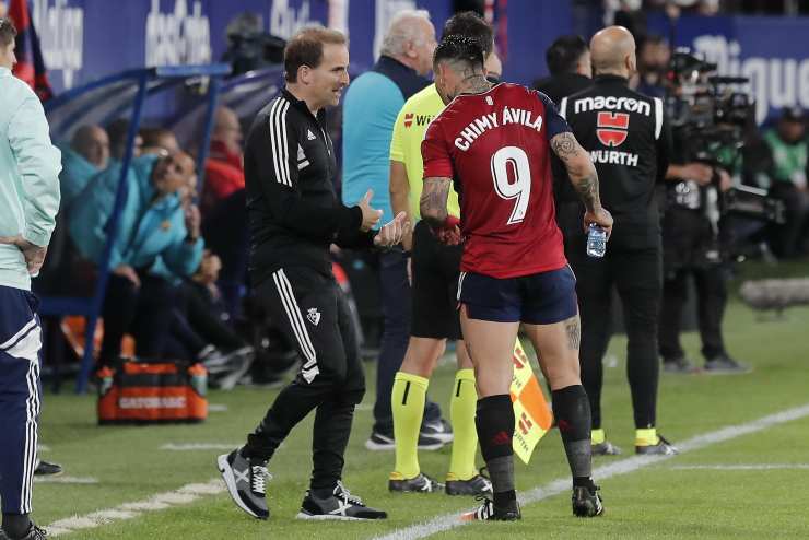 Arrasate, Osasuna coach, in conversation with Avila