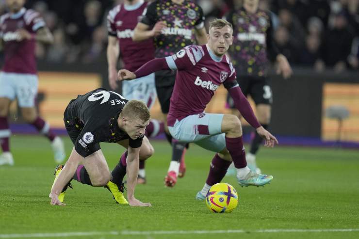 Bowen y Mee durante el partido de liga