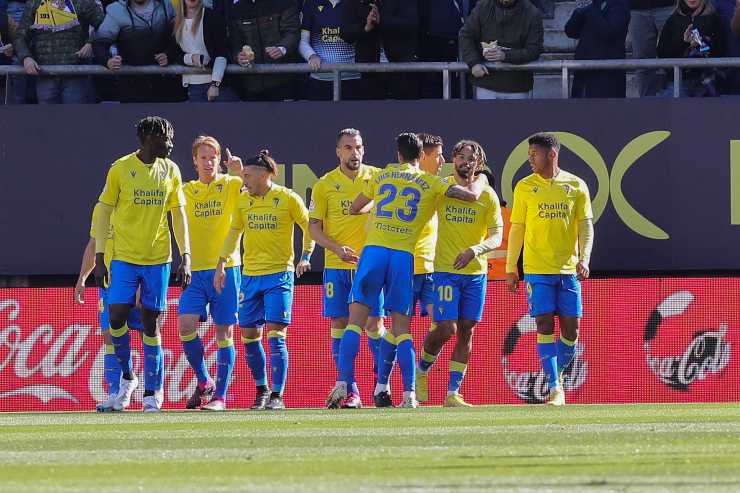 Los jugadores del Cádiz exultan tras un gol