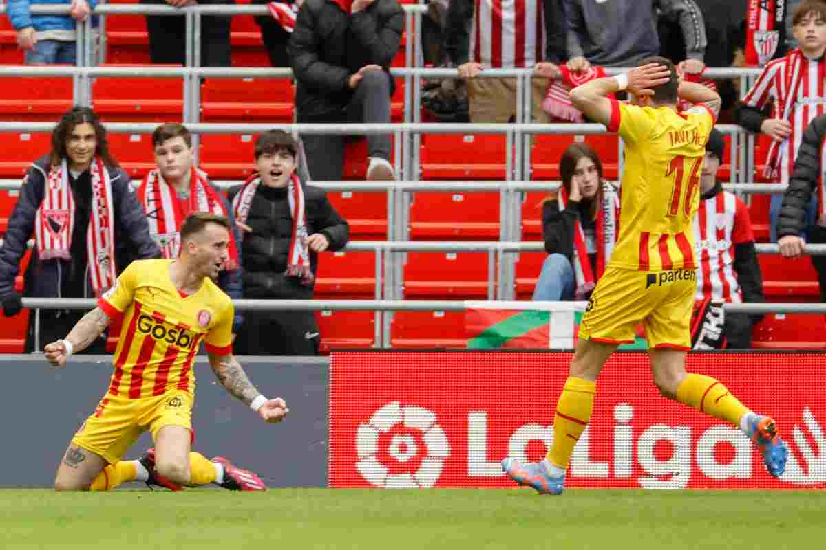 Aleix Garcia da Girona regozija-se com um colega de equipa