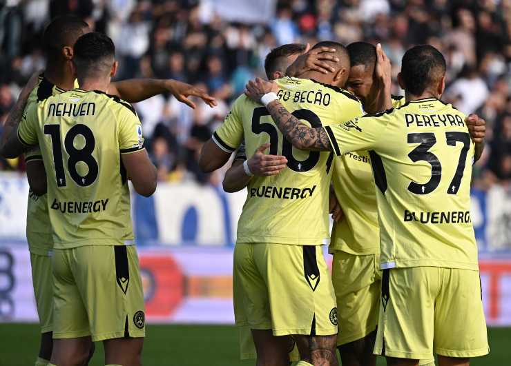 Becao celebrado pelos colegas de equipa