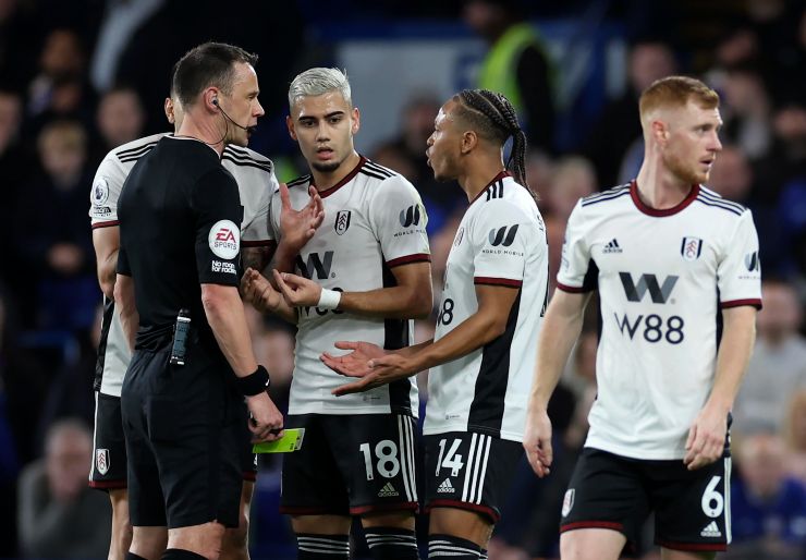 Jugadores del Fulham hablando con el árbitro