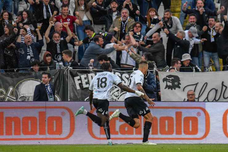 Nzola and Wisniewski of Spezia