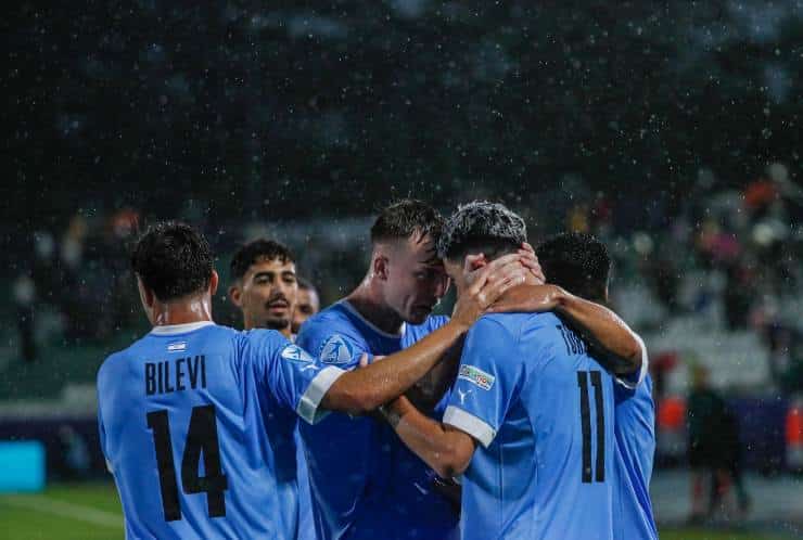 Jogadores israelitas abraçam-se após um golo