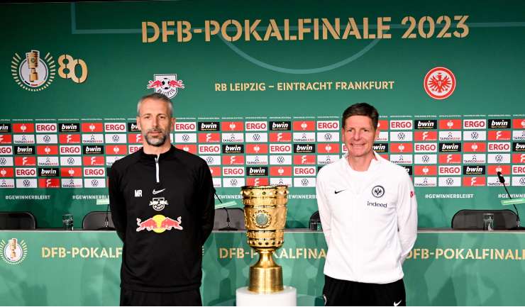 Rose und Glasner neben dem Pokal