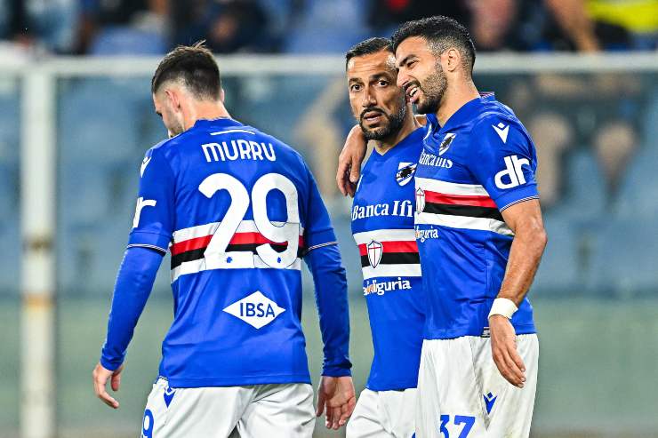 Quagliarella abrazado por sus compañeros de equipo