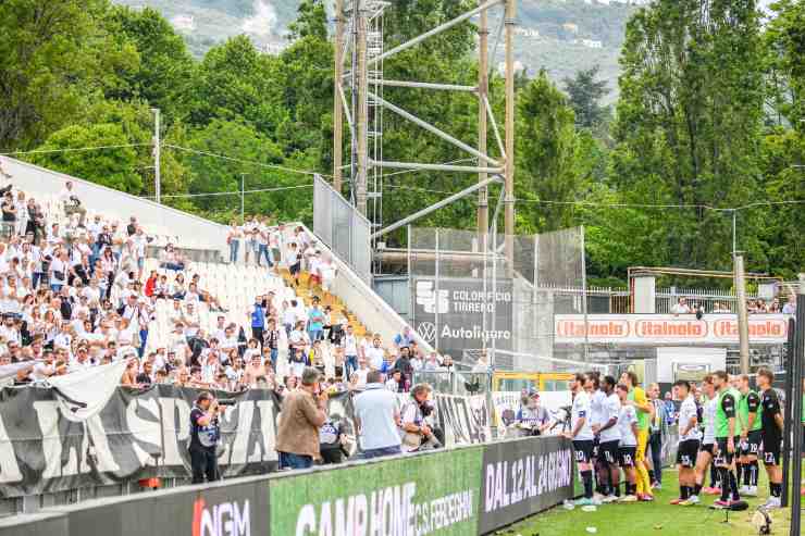 Spezia players confront fans