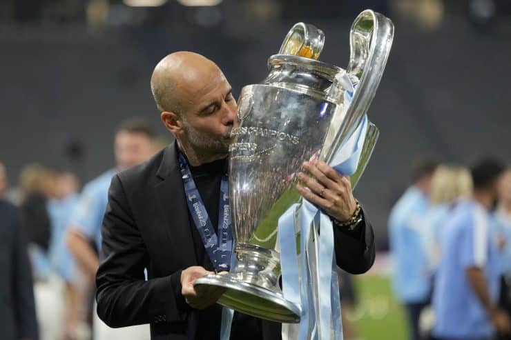 Guardiola küsst den Pokal (Lapresse)