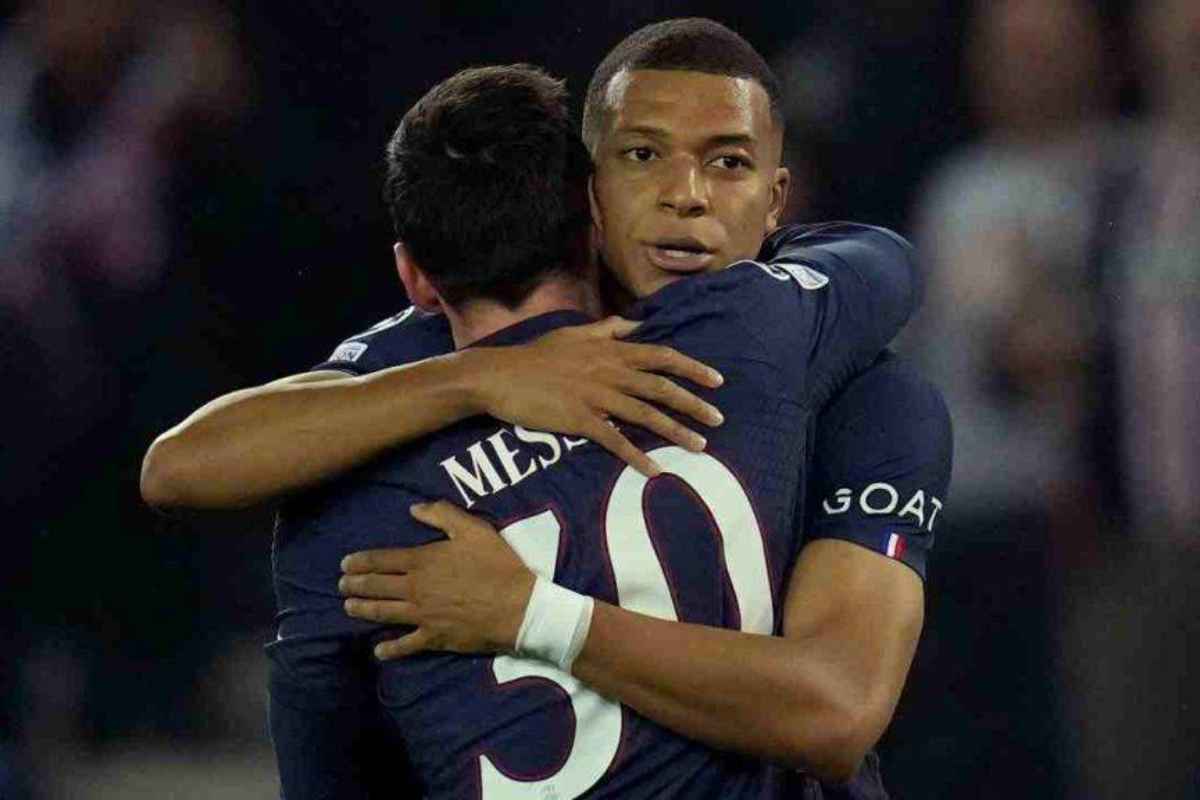 Messi abraça Mbappé