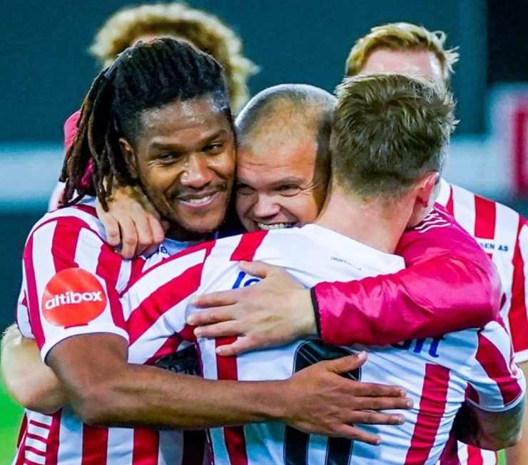 Jogadores do Tromso festejam após um golo