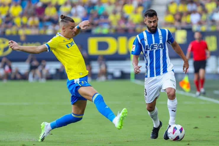 Ruben Duarte (à direita) contra o Cádiz