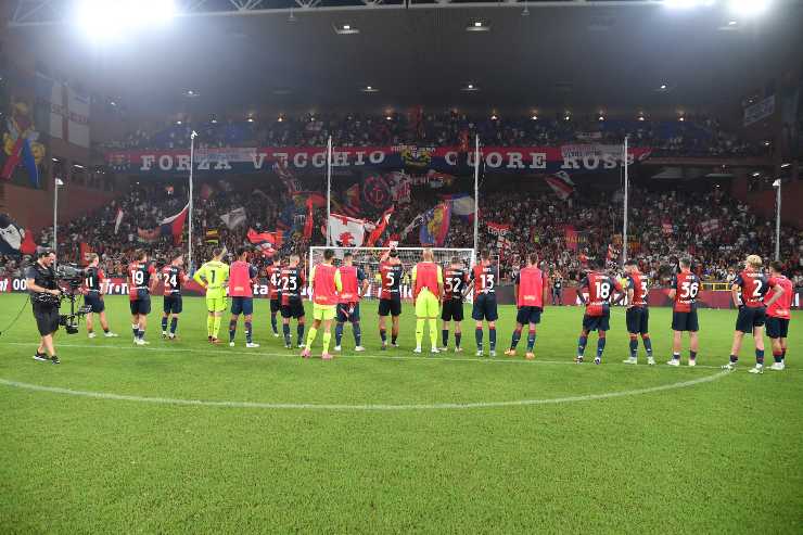 Jugadores del Genoa bajo la Gradinata Nord