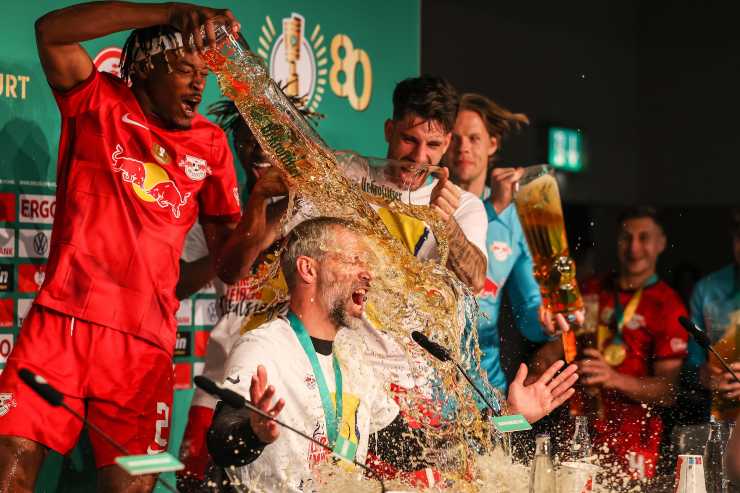 Rose celebra o triunfo na Taça da Alemanha