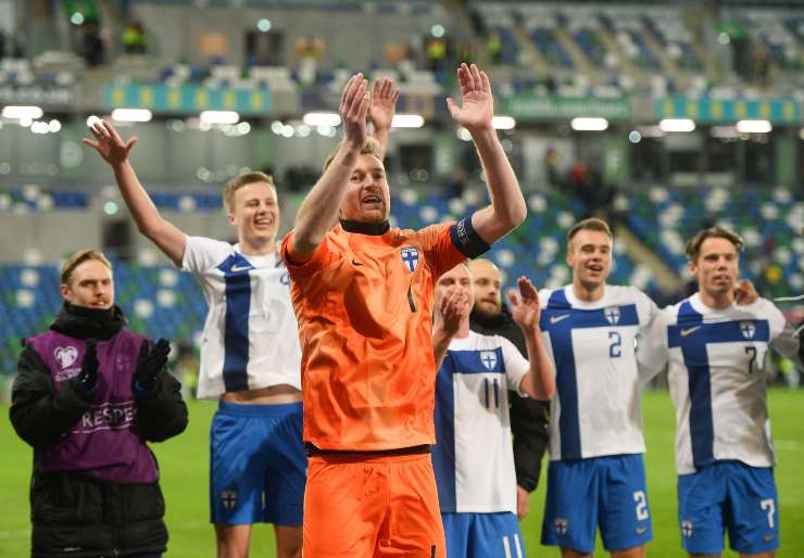 Jogadores finlandeses no final do jogo