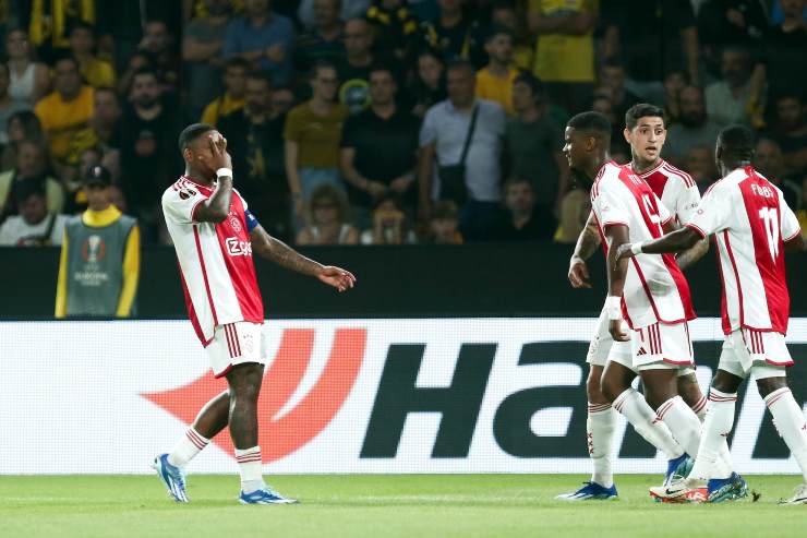 Bergwijn se alegra con sus compañeros de equipo