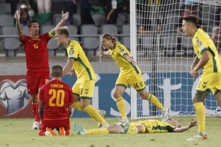 Jogadores lituanos exultam após um golo