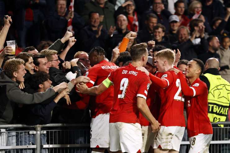 Teze celebra tras el gol en Sevilla