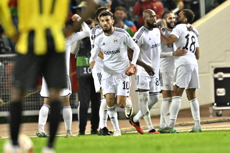 Los jugadores del Qarabaq animan tras un gol